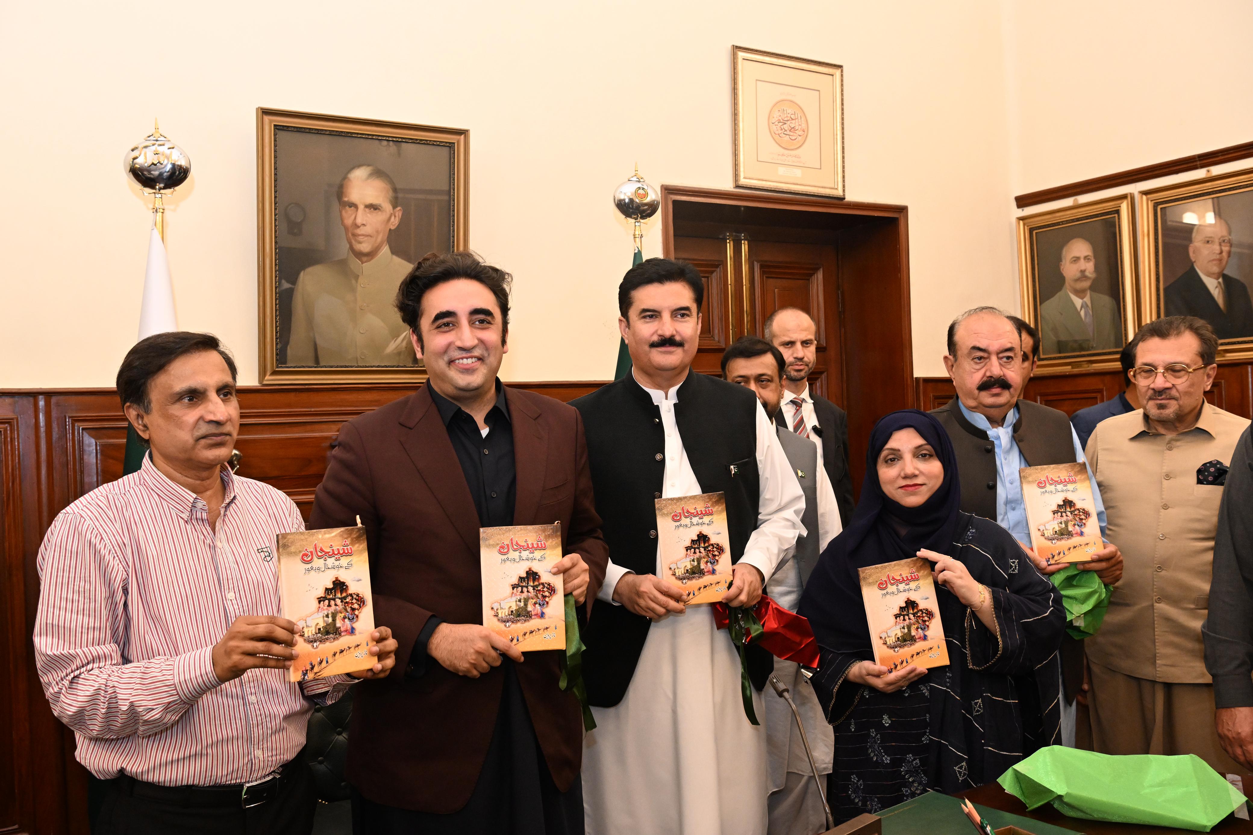 جنرل سیکرٹری اپووا کے پی چیپٹر اور چائنہ ونڈو کی ڈائریکٹر ناز پروین کے دورہ چین سے متعلق سفرنامہ کی گورنر ہاوس کے پی میں تقریب رونمائی